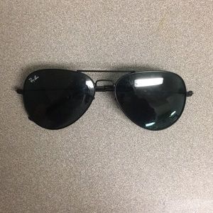 Black RAYBAN aviators